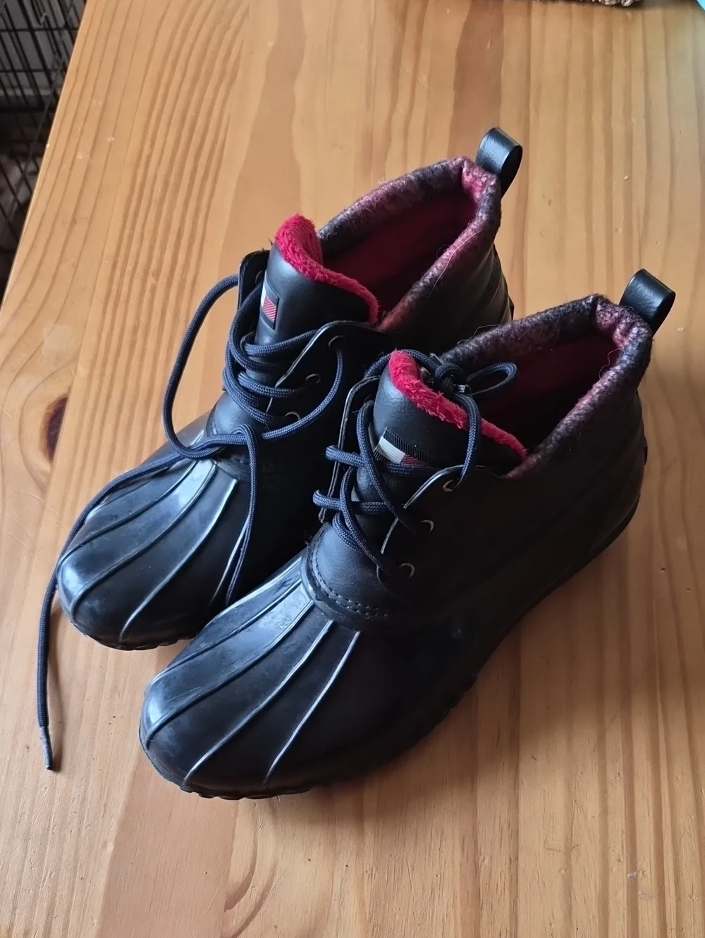 Tommy Hilfiger Waterproof Ankle Duck Boots 9womens with Red Lining
